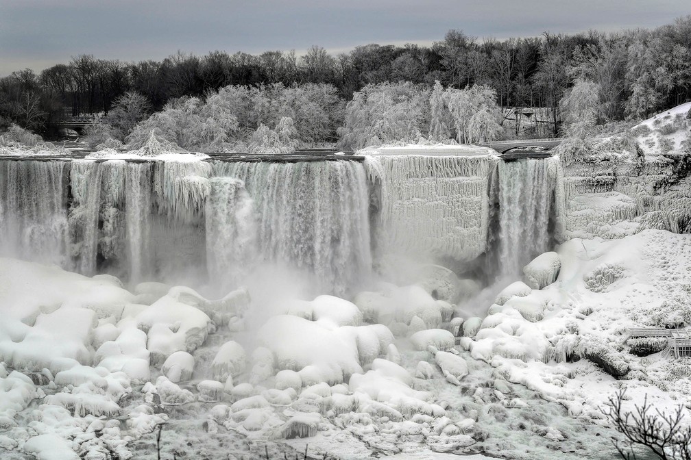 23 de janeiro - Cataratas do Niágara ficam parcialmente congeladas no lado americano em Niagara Falls, no estado de Nova York, observadas desde o lado canadense em Ontario — Foto: Moe Doiron/Reuters