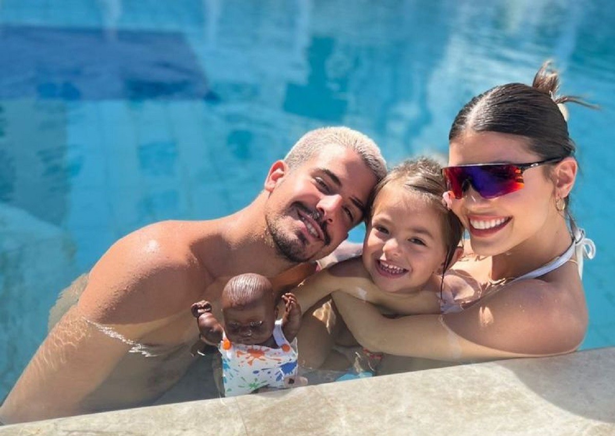 Enzo Celulari e Vitória Strada se divertem com Zoe, filha de Sabrina Sato e Duda Nagle, em piscina (Foto: Reprodução/Instagram)
