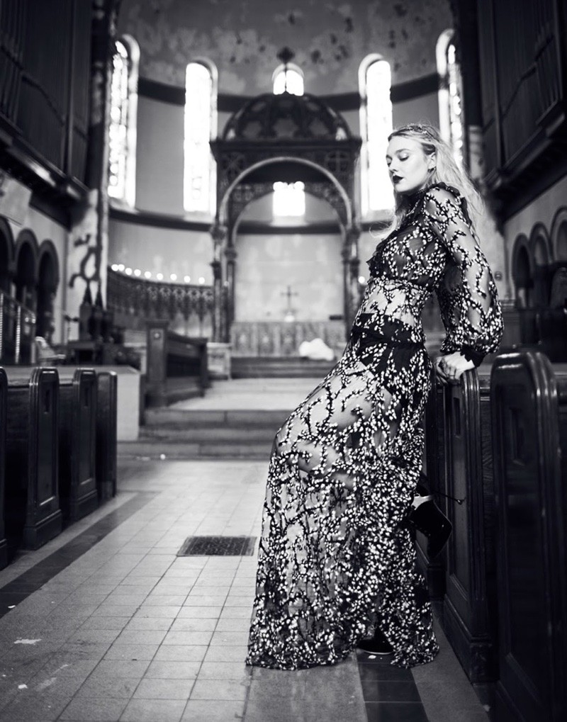 Dakota Fanning mostra faceta gótica chic em editorial  (Foto: Divulgação)