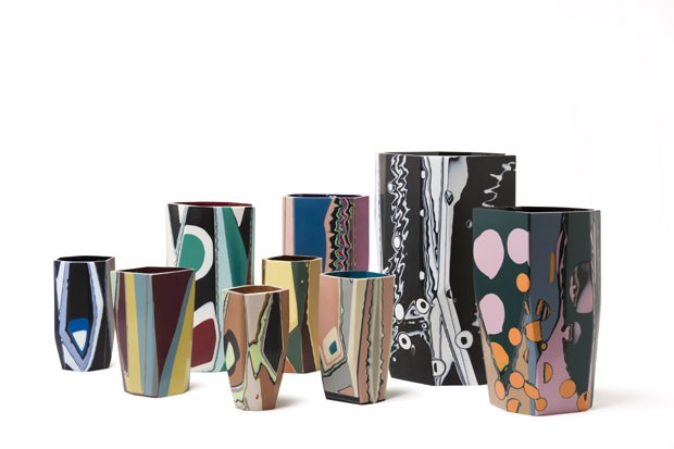 Vasos e móveis feitos de resina e muitas cores (Foto: divulgação)