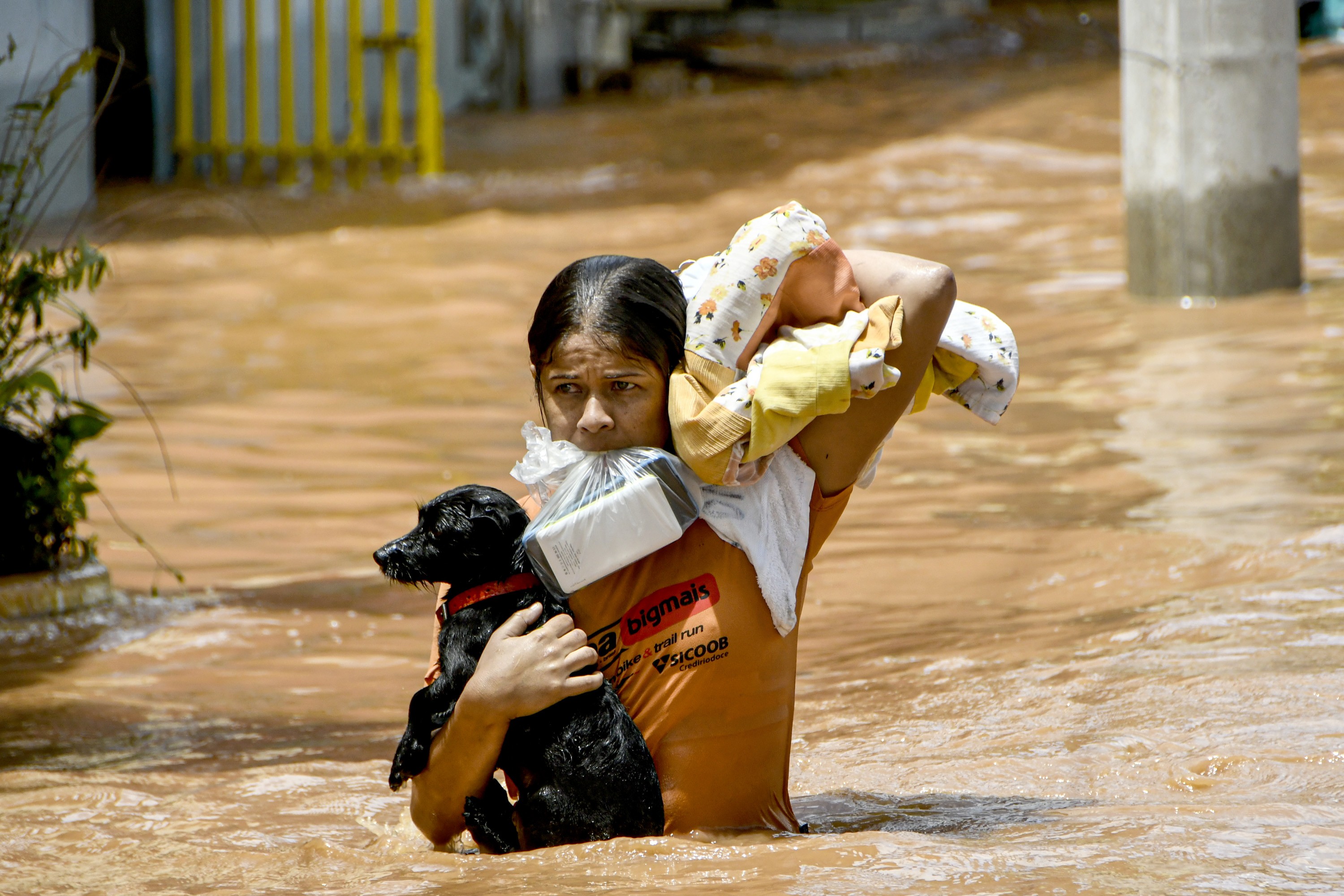 Camila salvou seu cachorro, o Fumo, durante a enchente em General Valadares, Minas Gerais (Foto:  Juninho Nogueira)