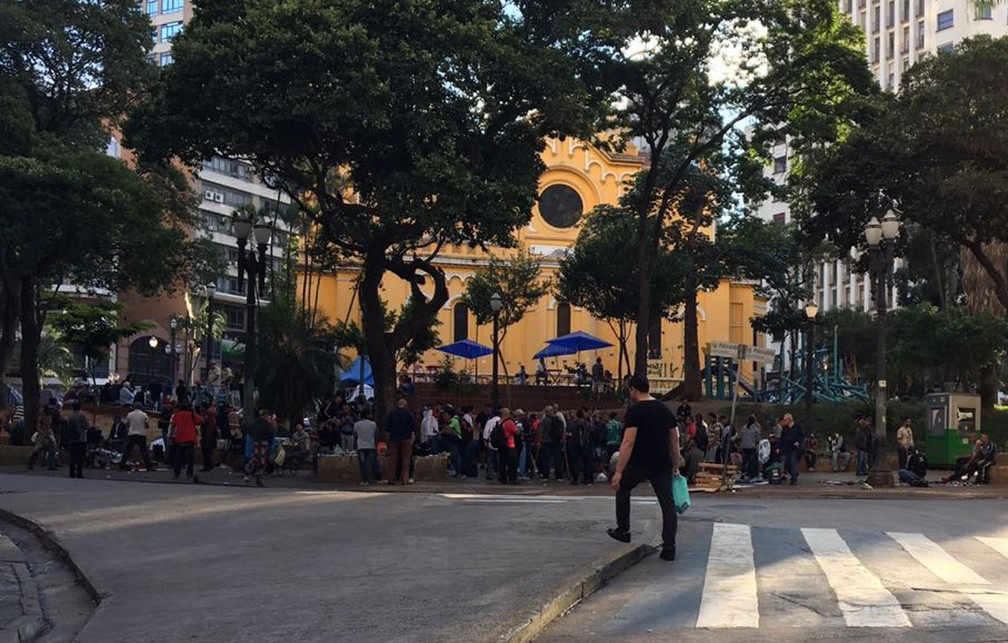 Largo Paissandu aos poucos vola ao normal após desabamento de prédio em SP (Foto: Glauco Araújo/G1)
