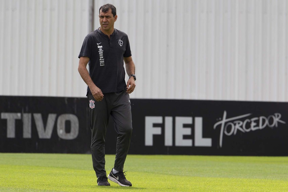 Fábio Carille no treino do Corinthians — Foto: Daniel Augusto Jr / Ag Corinthians