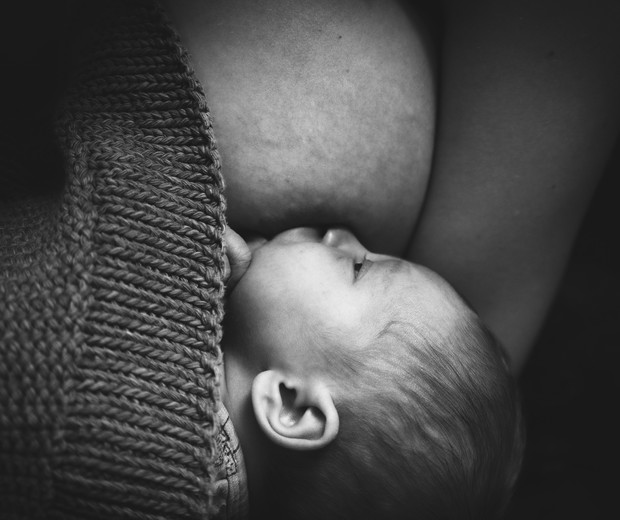 Amamentação de bebê recém-nascido (Foto:  Mateusz Dach/Pexels)