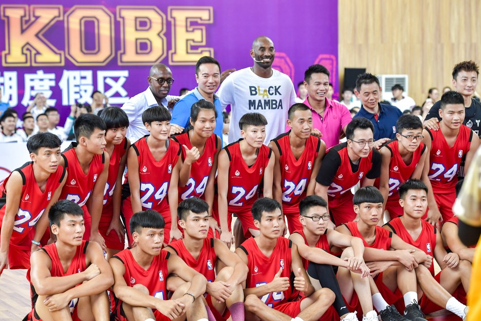 Kobe Bryant participa de clínica para jovens na China — Foto: Getty Images