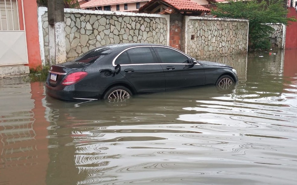 Chuva intensa deixa ruas de Lauro de Freitas alagadas na manhã desta terça-feira (10). — Foto: Cid Vaz / TV Bahia