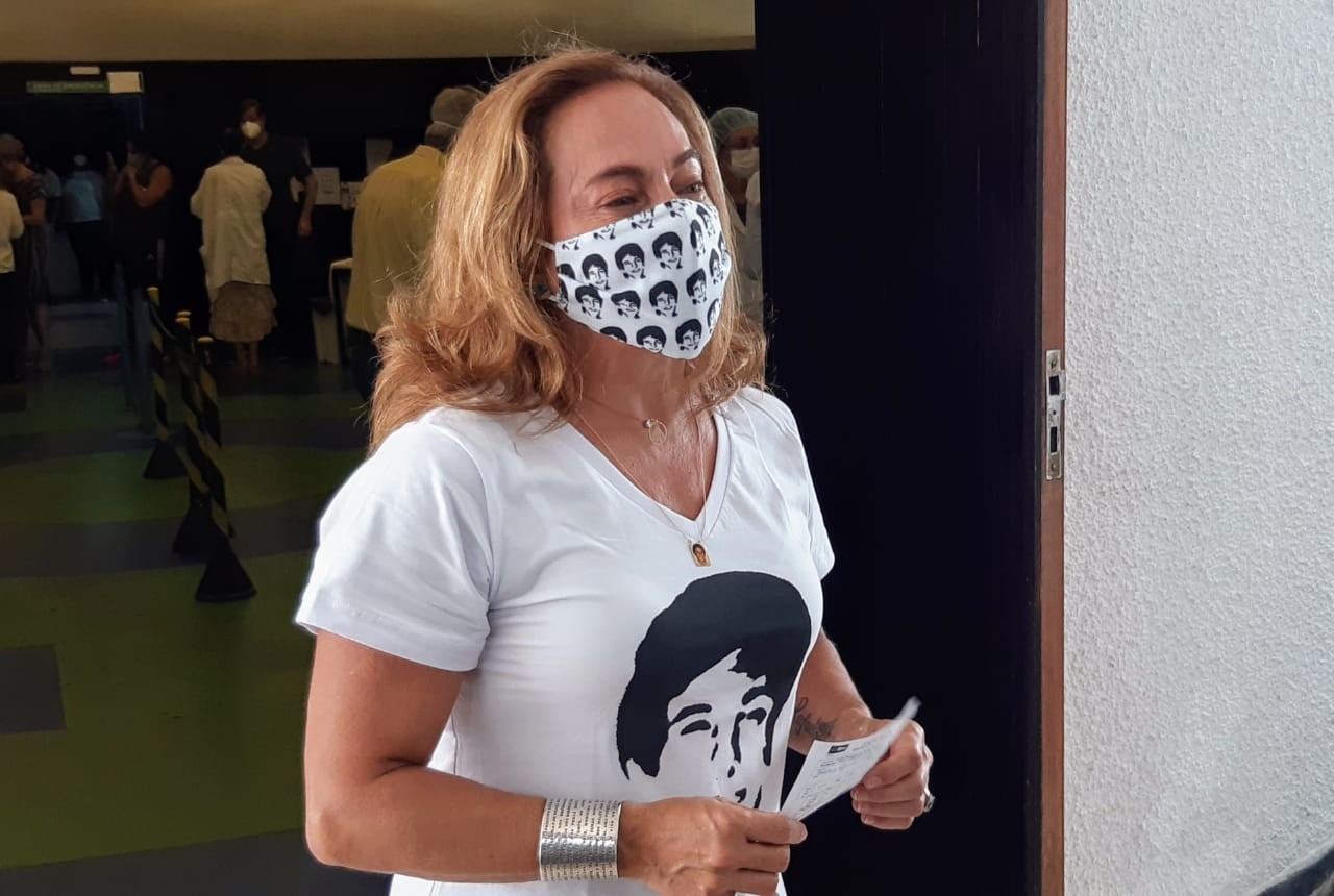 Com rosto do filho estampado em máscara e camiseta, Cissa Guimarães se emociona após ser vacinada contra Covid-19 (Foto: Daniel Delmiro e Fabrício Silva/AgNews )