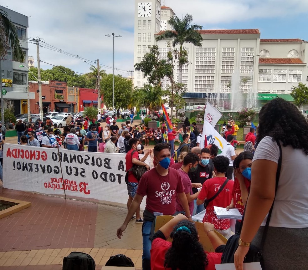 [Cuiabá, MT, 11h30] Manifestantes fazem carreata contra presidente Bolsonaro e a favor da vacina em Cuiabá — Foto: Edna Sampaio