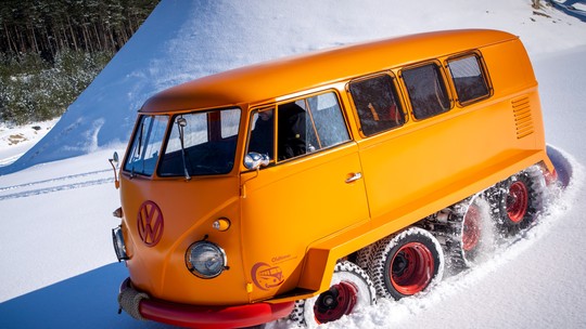 Volkswagen Kombi "alpinista" com esteiras no lugar das rodas é restaurada depois de 60 anos