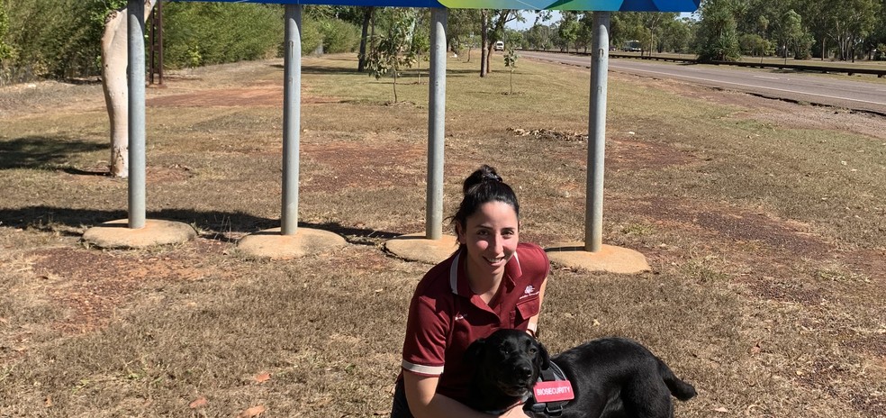 Zinta, a labradora que encontrou um sanduíche 'contrabandeado' em aeroporto da Austrália, com sua cuidadora — Foto: Reprodução/Governo da Austrália