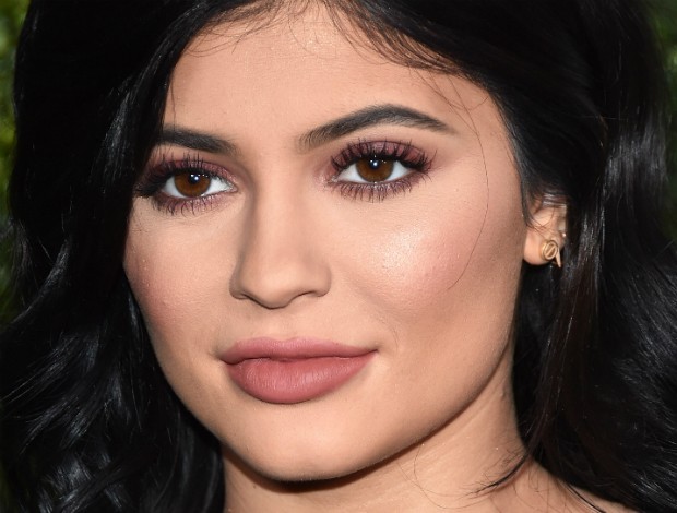 Kylie Jenner é adepta do efeito ombré nas sobrancelhas (Foto: Mike Windle/Getty Images)