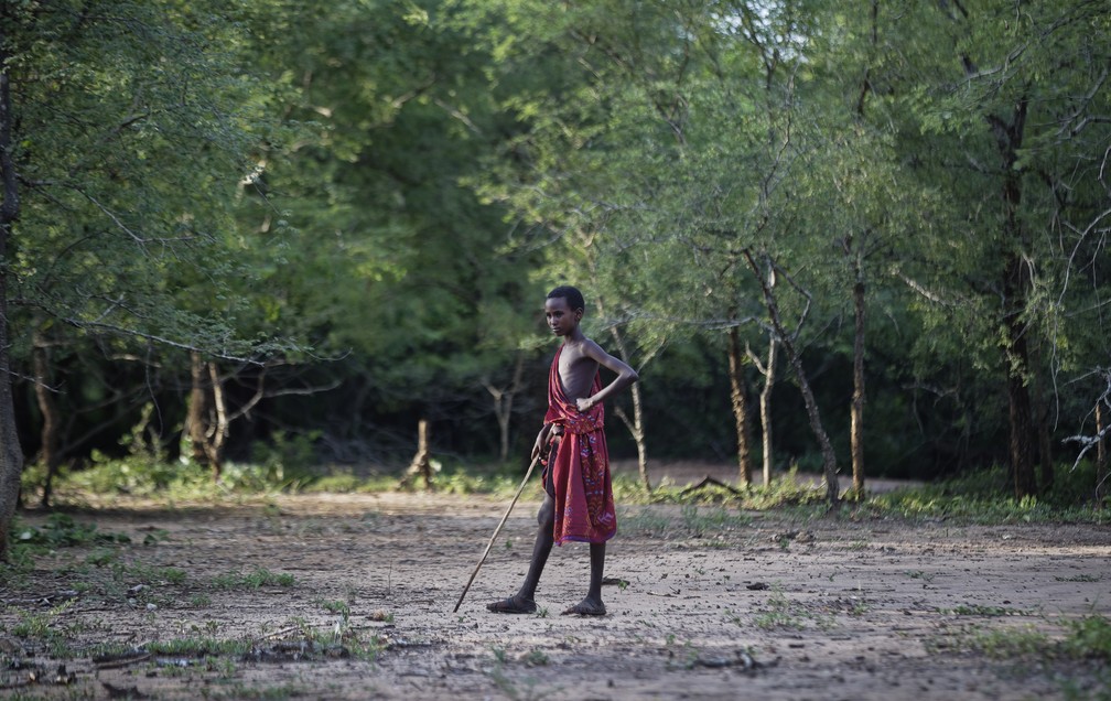 Jovem massai é visto perto do Parque Nacional Mikumi, na Tanzânia, em imagem de março de 2018 (Foto: Ben Curtis, File/AP Photo)