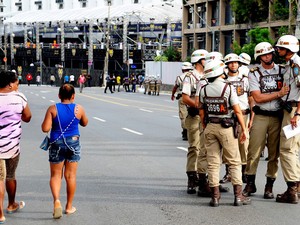 Soldados da Polícia Militar da Bahia pouco antes do início do carnaval nesta quinta-feira (27) em Ondina (Foto: Francisco Cepeda/AgNews)