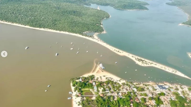 Imagem aérea mostra que em dezembro o rio Tapajós já exibia águas turvas em em Alter do Chão (Foto: ERIK JENNINGS SIMÕES via BBC News Brasil)