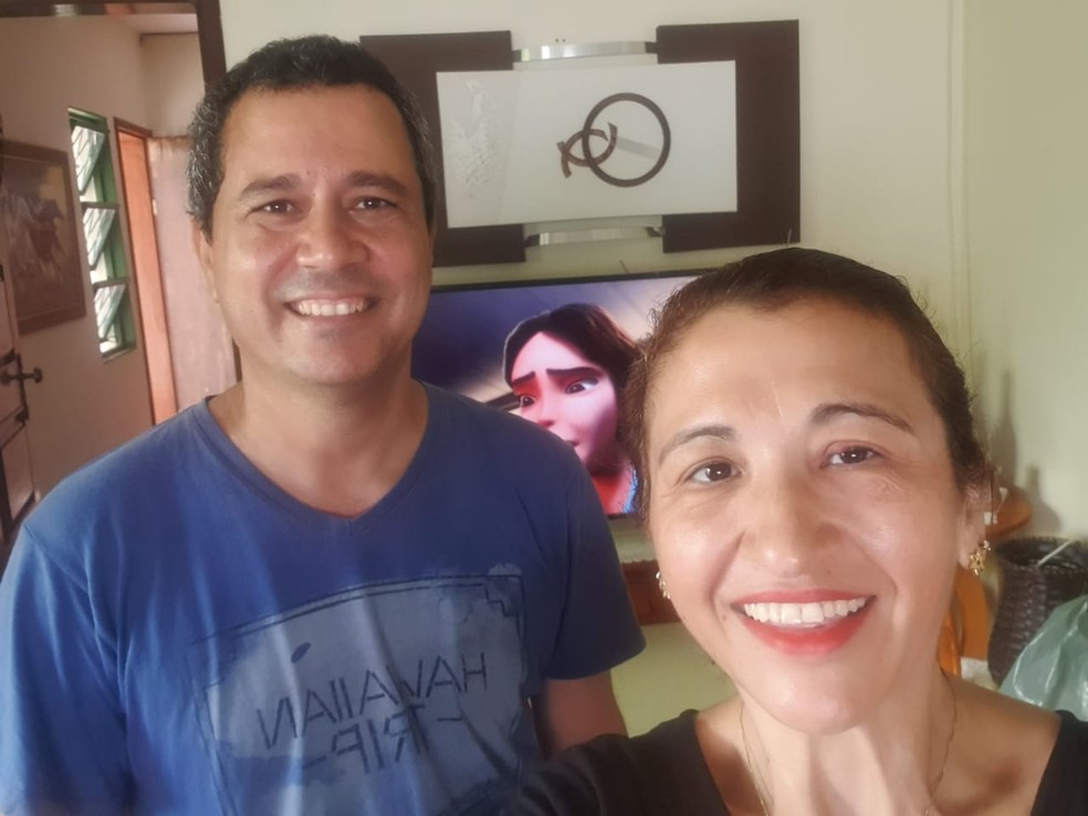 A pediatra Márcia e o enfermeiro Alex cuidam dos dois pacientes em casa — Foto: Arquivo pessoal