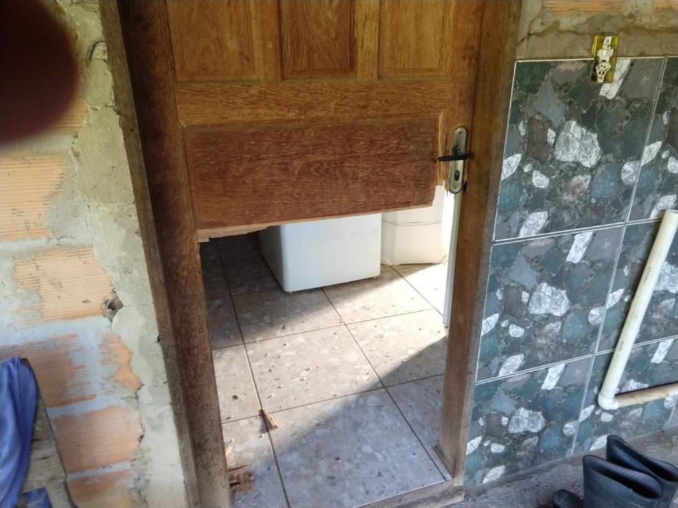 Porta da casa foi arrombada em Barão de Cocais — Foto: Arquivo Pessoal