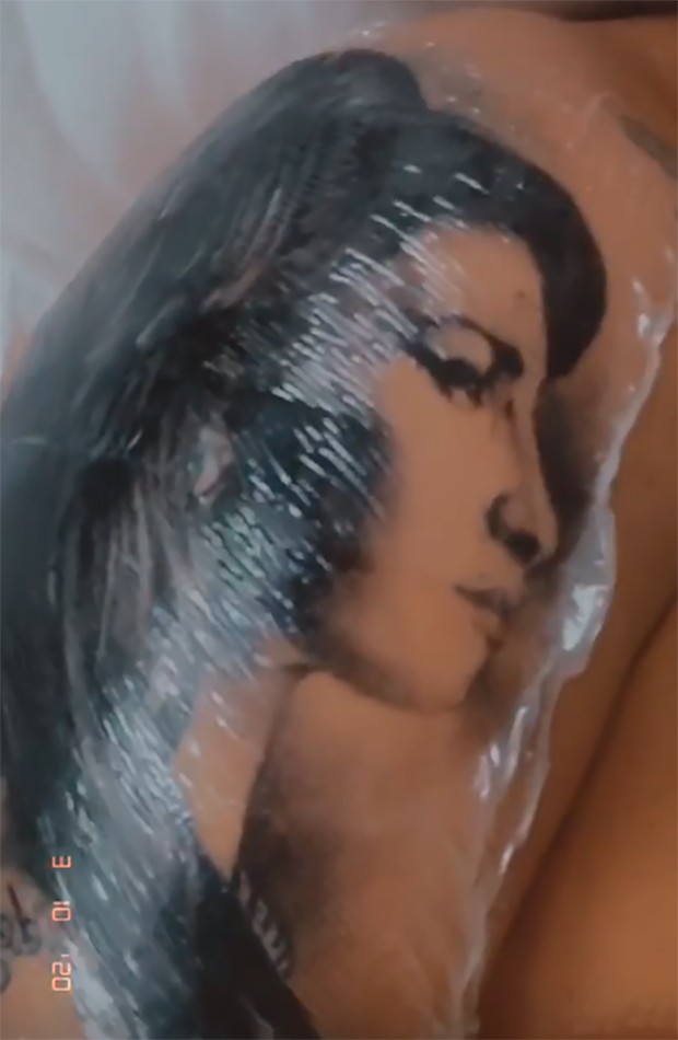 Amy Winehouse tatuada no braço de Gloria Groove (Foto: Reprodução/Instagram)