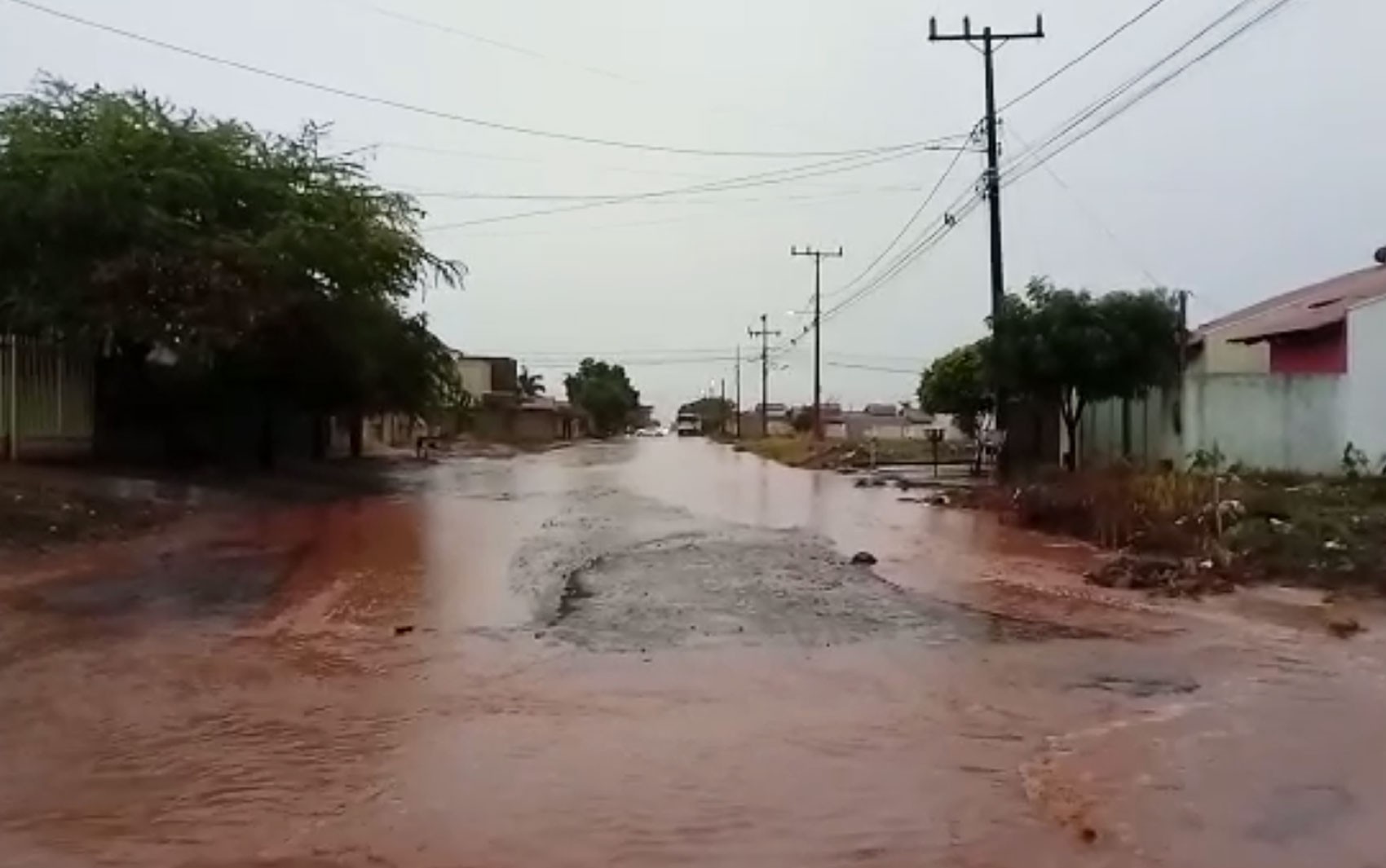 Chuva forte alaga ruas e casas em Luís Eduardo Magalhães, no oeste da Bahia