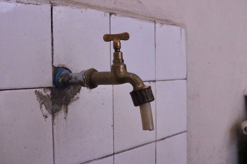 Torneira em casa na Mooca, Zona Leste da capital paulista: moradora relata que esta semana a água acabou mais cedo e voltou ainda mais tarde — Foto: Renata Bitar/g1
