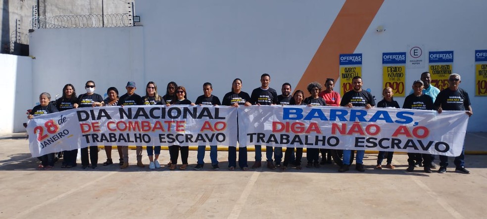 Manifestantes chamam atenção para trabalho análogo à escravidão em Barras, no Piauí — Foto: Arquivo Pessoal