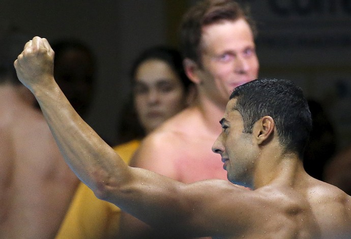 Ítalo comemora a classificação para os Jogos do Rio com Cielo ao fundo (Foto: Reuters)