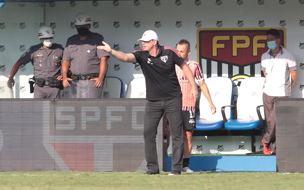 Rogério Ceni orienta o São Paulo contra o Água Santa — Foto: Rubens Chiri/Saopaulofc.net