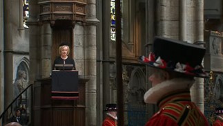 Primeira-ministra do Reino Unido, Liz Truss, faz leitura no funeral da rainha Elizabeth II — Foto: Reprodução