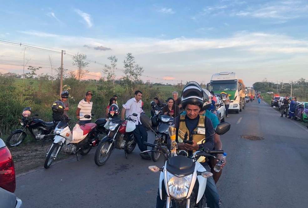 Manifestação gerou filas de quem precisava entrar e sair da cidade — Foto: Consuela Gonzalez/Rede Amazônica Acre