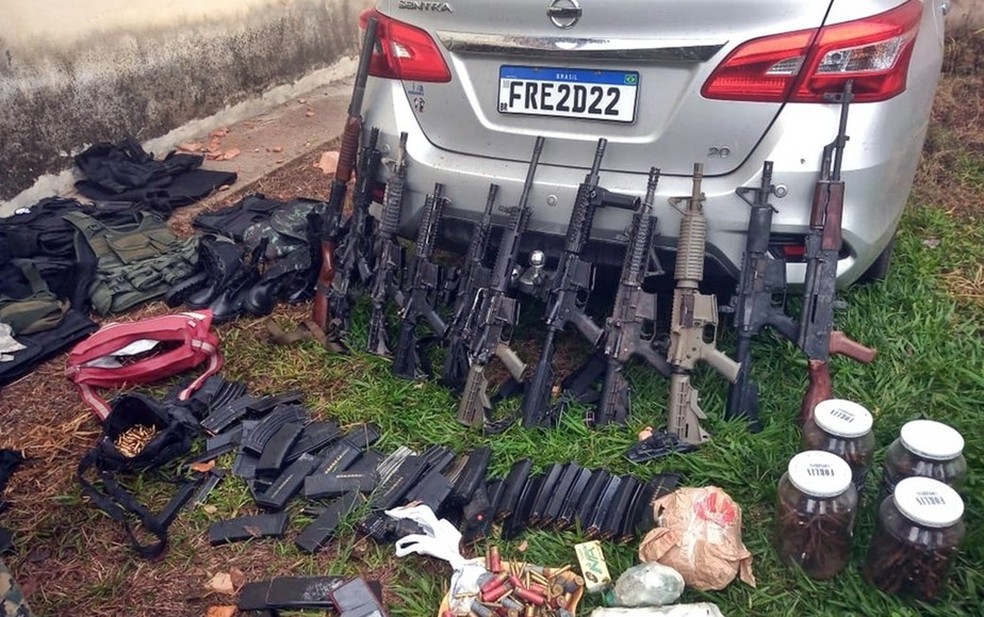 Agentes recuperaram armamentos e munições que estavam em posse da quadrilha durante a ação — Foto: Divulgação/Polícia Militar