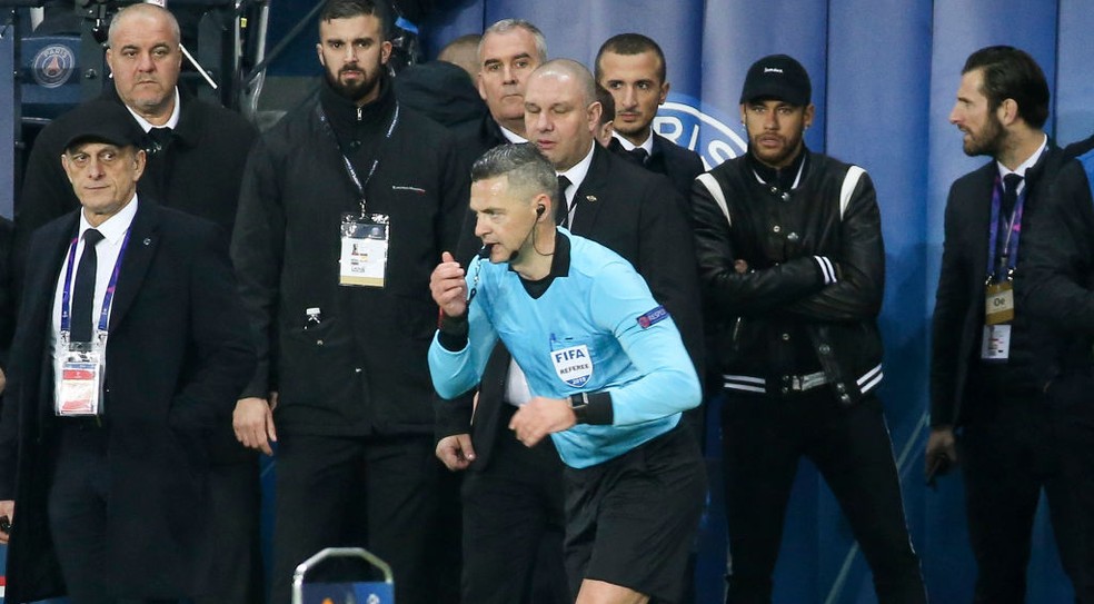 Da beira do campo, Neymar v o momento da marcao do pnalti que eliminou o PSG da Champions 2018/19  Foto: Getty Images