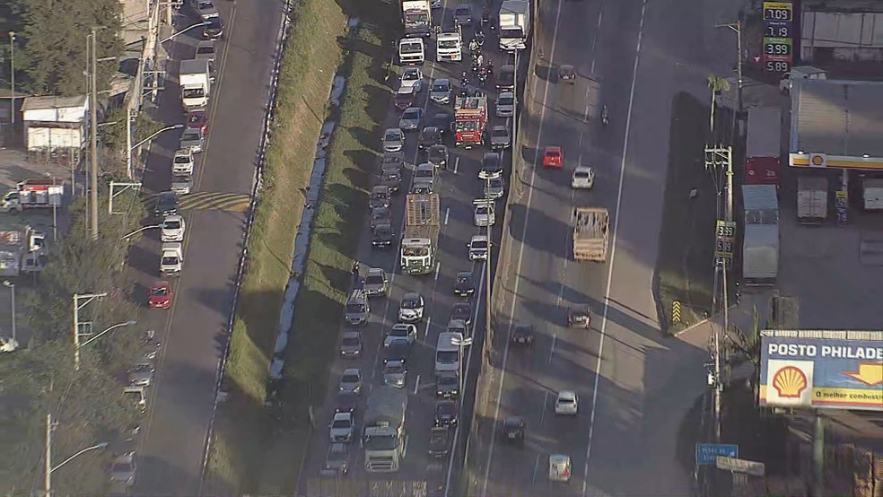 Régis Bittencourt tem congestionamento por conta de protesto na via  — Foto: Reprodução/TV Globo