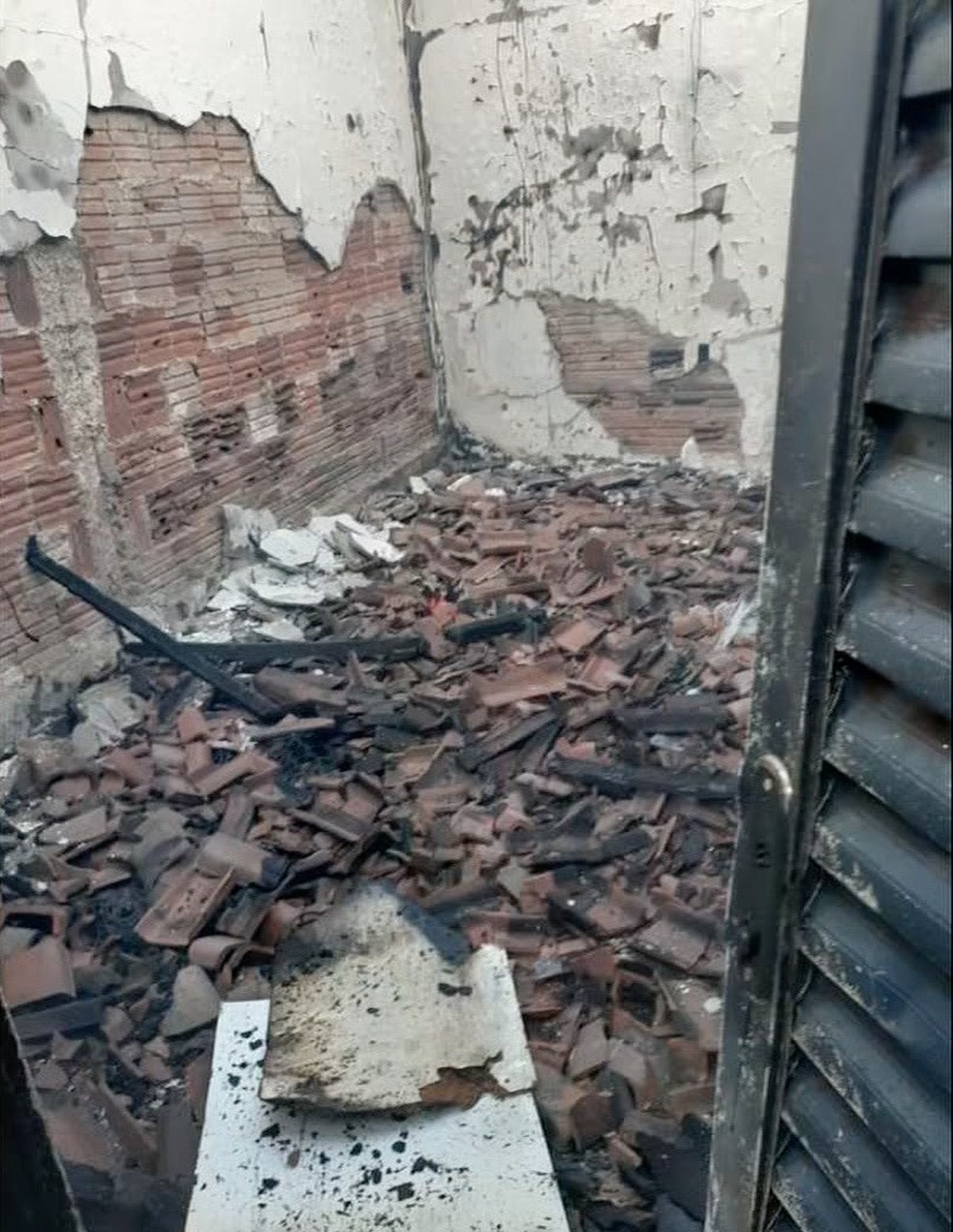 Telhado da casa ficou destruído  Foto: TVCA/Reprodução