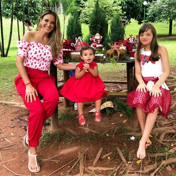 Ticiane Pinheiro posa com as filhas em clima natalino (Foto: Reprodução/Instagram)