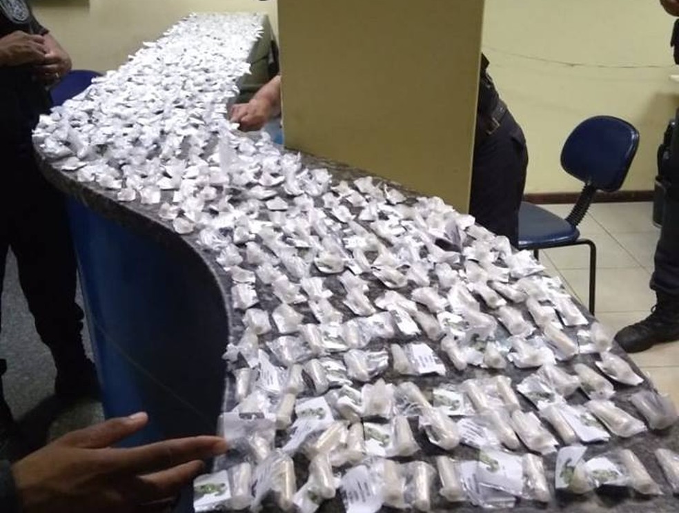 Os detidos e as drogas foram encaminhados para a 136Âª Delegacia Legal da cidade â Foto: DivulgaÃ§Ã£o/PolÃ­cia Militar