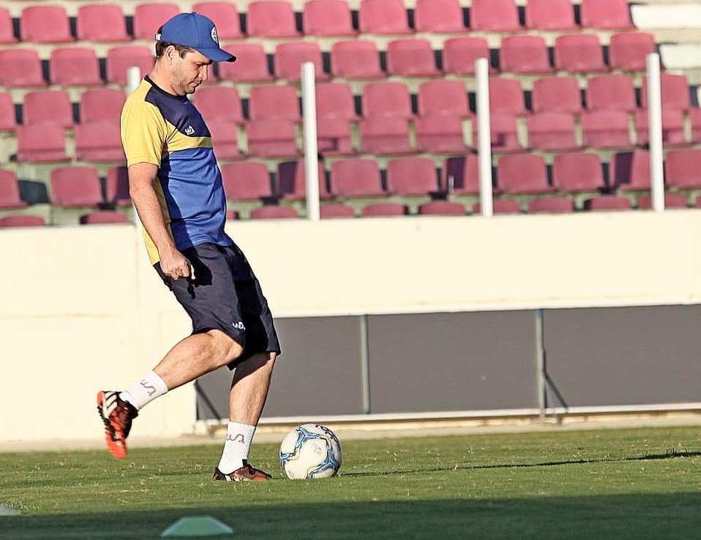 Técnico Daniel Paulista faz ajustes no Confiança — Foto: Emanuel Rocha