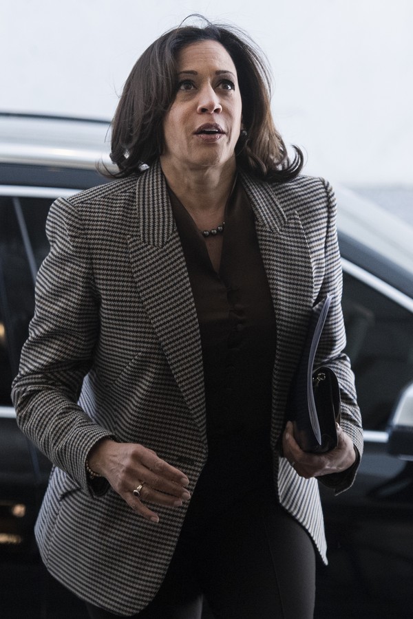 UNITED STATES - JANUARY 29: Sen. Kamala Harris, D-Calif., arrives to the Senate carriage entrance of the Capitol  before the continuation of the impeachment trial of President Donald Trump on Wednesday, January 29, 2020. (Photo By Tom Williams/CQ-Roll Cal (Foto: CQ-Roll Call, Inc via Getty Imag)