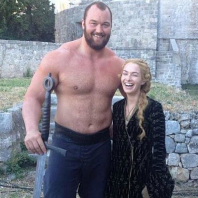 Björnsson ao lado de Lena Headey, a Cersei, no set de Game of Thrones (Foto: reprodução)