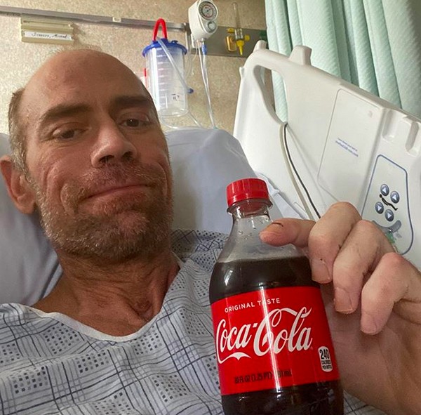O enfermeiro Mike Schultz enquanto se recuperava da COVID-19 (Foto: Instagram)