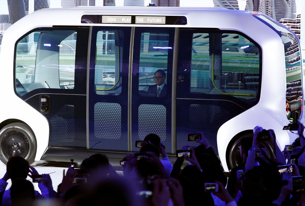 Presidente da Toyota, Akio Toyoda, chega para apresentação em micro-ônibus autônomo que a marca está desenvolvendo, o e-Palette — Foto: Edgar Su/Reuters