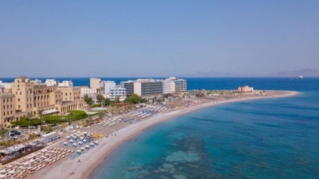Coronavírus: 25 mil pessoas se inscrevem em teste de segurança 'all inclusive' para turismo em ilha grega thumbnail