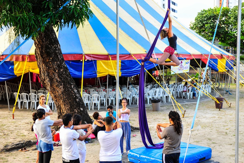 Oficina de acrobacia é uma das atividades oferecidas para o público na 9ª Mostra de Circo do Recife — Foto: Wesley D'Almeida/PCR/Divulgação