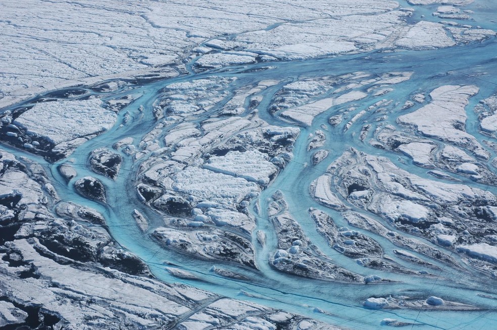 Grandes rios se formam na superfície da Groenlândia a cada verão, movendo rapidamente a água derretida da camada de gelo para o oceano. — Foto: Sarah Das, Woods Hole Oceanographic Institution