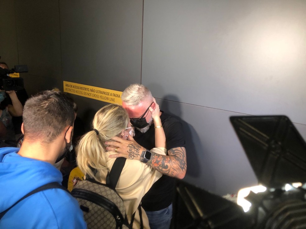 Liara, esposa do jogador Maycon, chora ao abraçar o pai na chegada a SP — Foto: Kleber Tomáz/g1