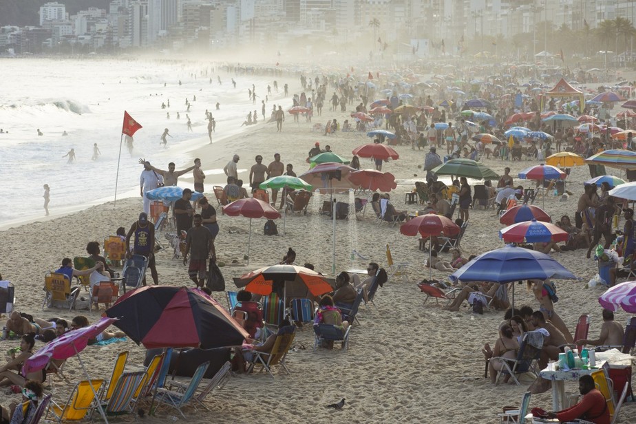 Vista da praia de Ipanema em dia ensolarado no Rio de Janeiro