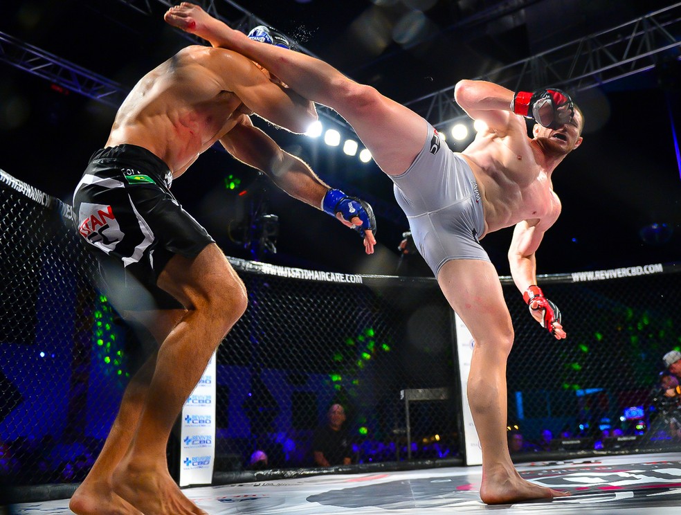 Andreas Michailidis acerta chute rodado em Marcel Fortuna no Titan FC 54 â?? Foto: Jason Silva