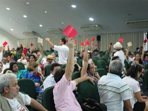 Professores votaram pela suspensão da greve, mas decisão final será do CNG (Foto: Marcos Dantas / G1 AM)