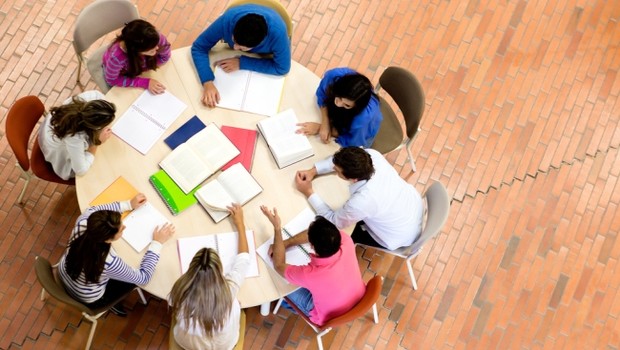Grupo de jovens estuda em universidade (Foto: Shutterstock)