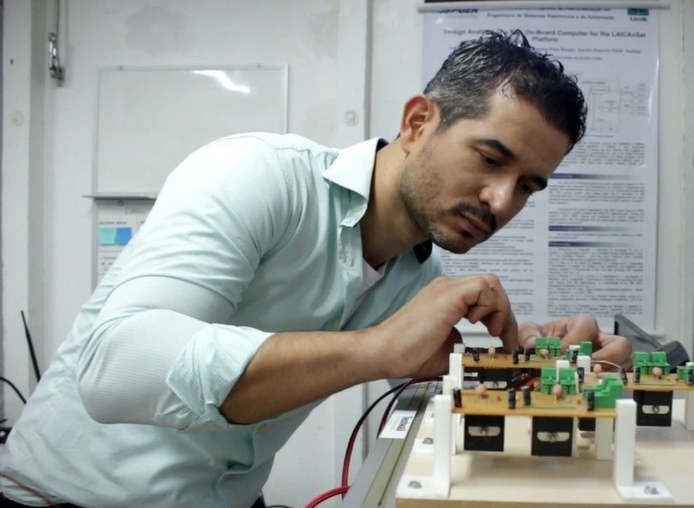 Professor Renato Alves Borges, do departamento de engenharia elétrica da UnB, coordena projeto Alfa Crux — Foto: IEeE/Divulgação