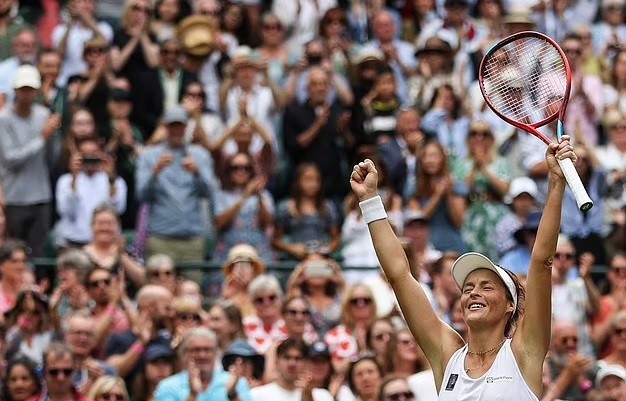 A tenista Tatjana Maria pode fazer história ao chegar à final de Wimbledon um ano após o parto (Foto: Reprodução/ Daily Mail)