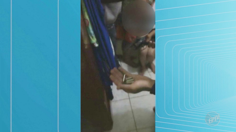 Ladrões mostram que revólveres estão descarregados durante assalto em Ribeirão Preto (Foto: Reprodução/EPTV)